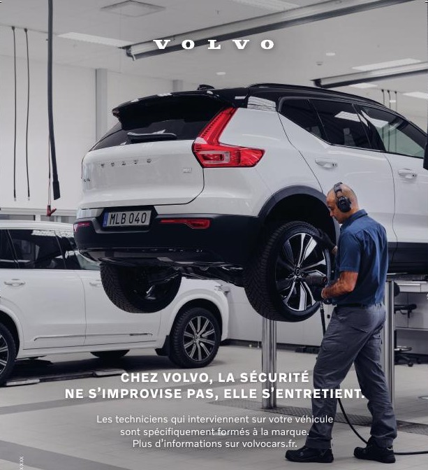 Technicien Volvo intervenant sur un véhicule en atelier